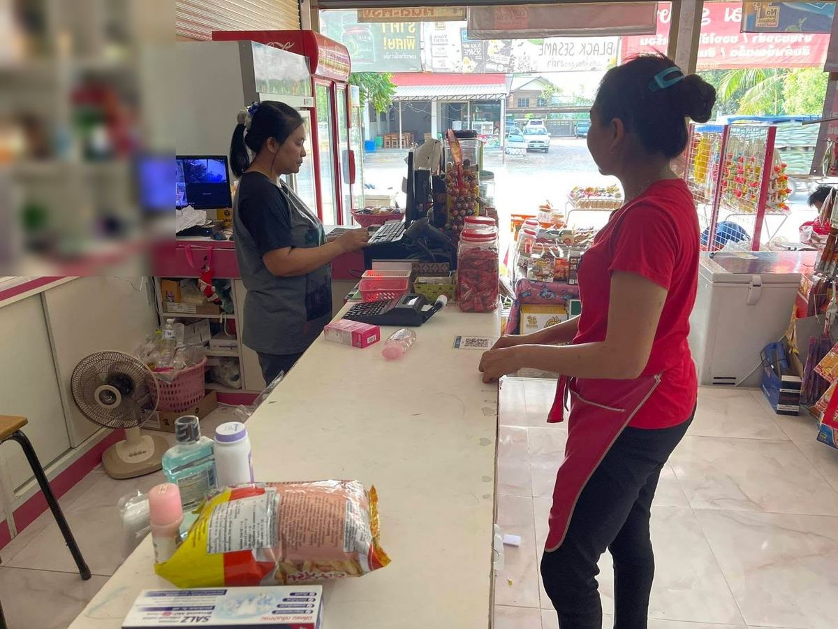 พนักงานร้านต้อมร่องบงคิดเงินให้ลูกค้าที่เคาน์เตอร์
