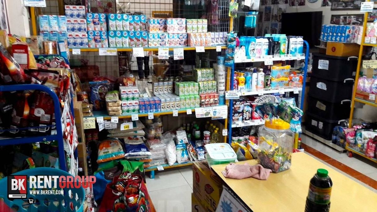 ชั้นวางของใช้และสินค้าในร้าน
