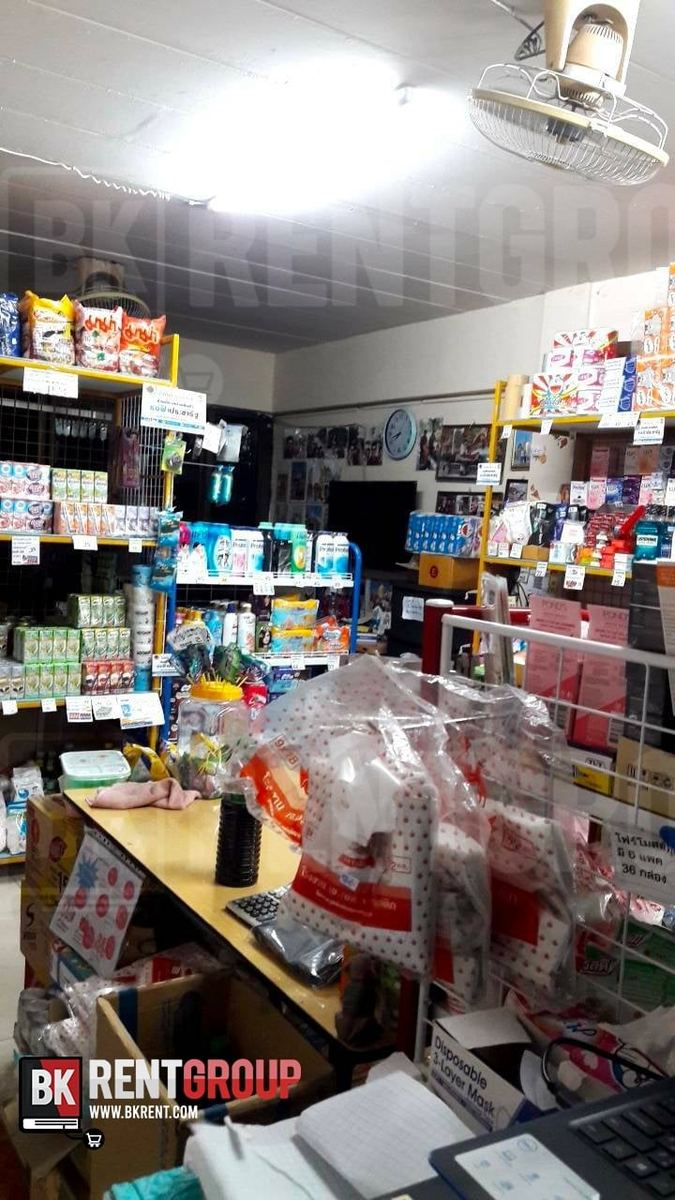 ภายในร้าน ชั้นเหล็กสีเหลืองและโต๊ะเคาน์เตอร์