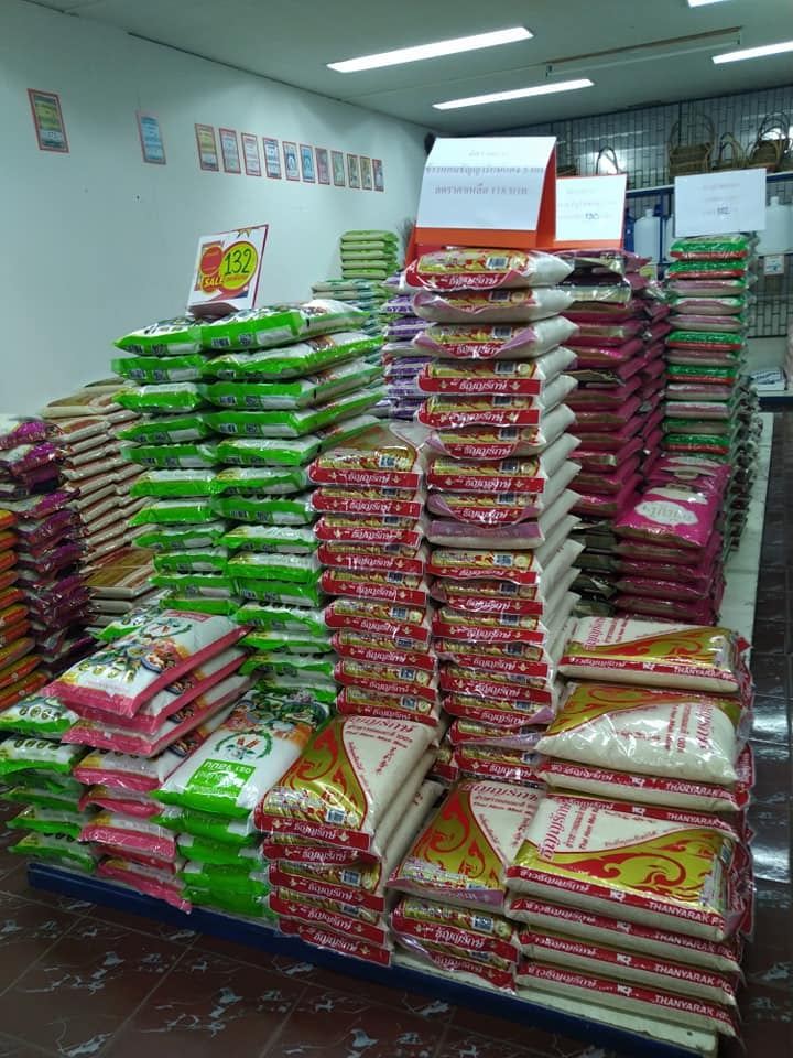 กองข้าวสารถุงวางซ้อนสูง