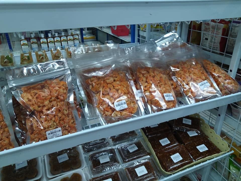 ขนมและของแห้งแพ็กถุงวางบนชั้น